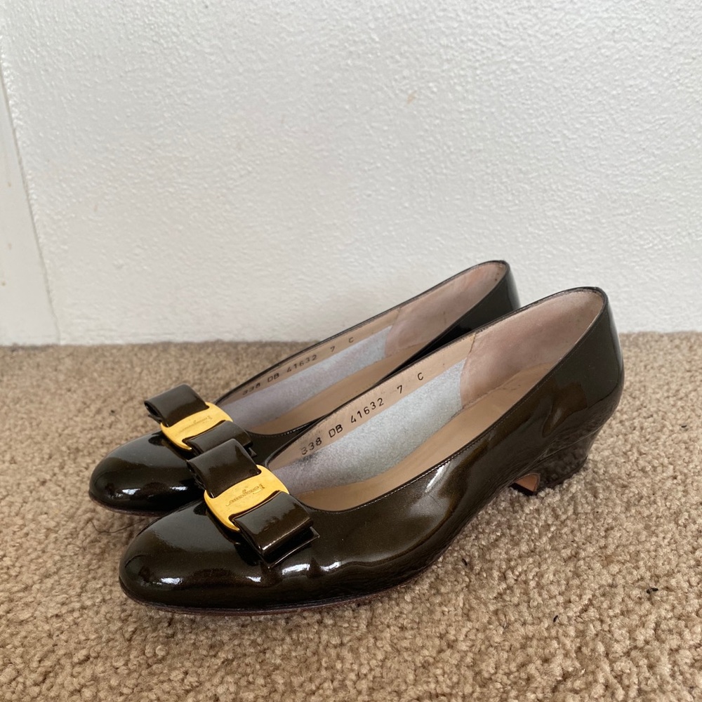 Salvatore Ferragamo Vara Patent Bow Size 7 C